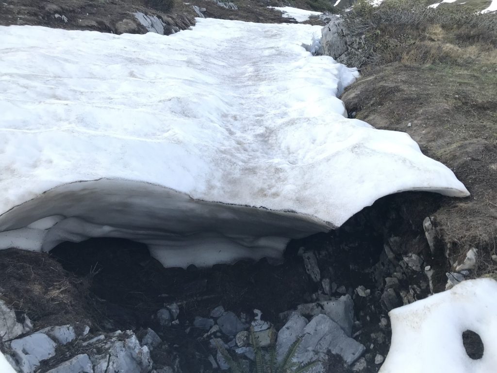 Snow bridge, TMB, Posettes